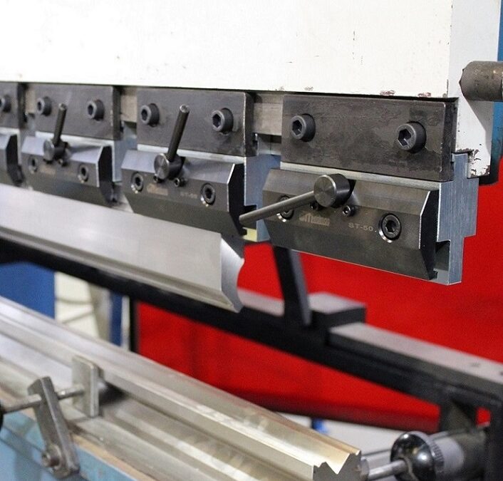HOW TO CHANGE THE MOORING OF A PUNCH AND A SPECIAL DIE OF A PRESS BRAKE?