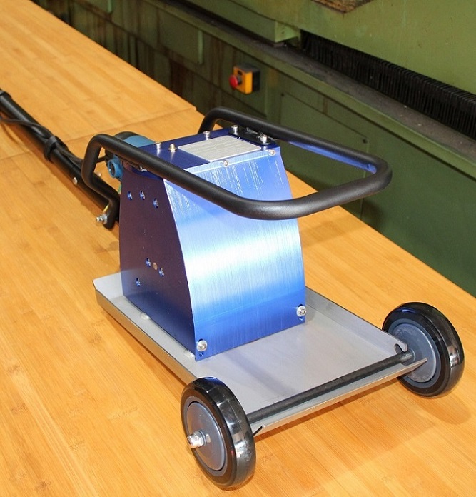 Front view of the machine for cleaning laser slag