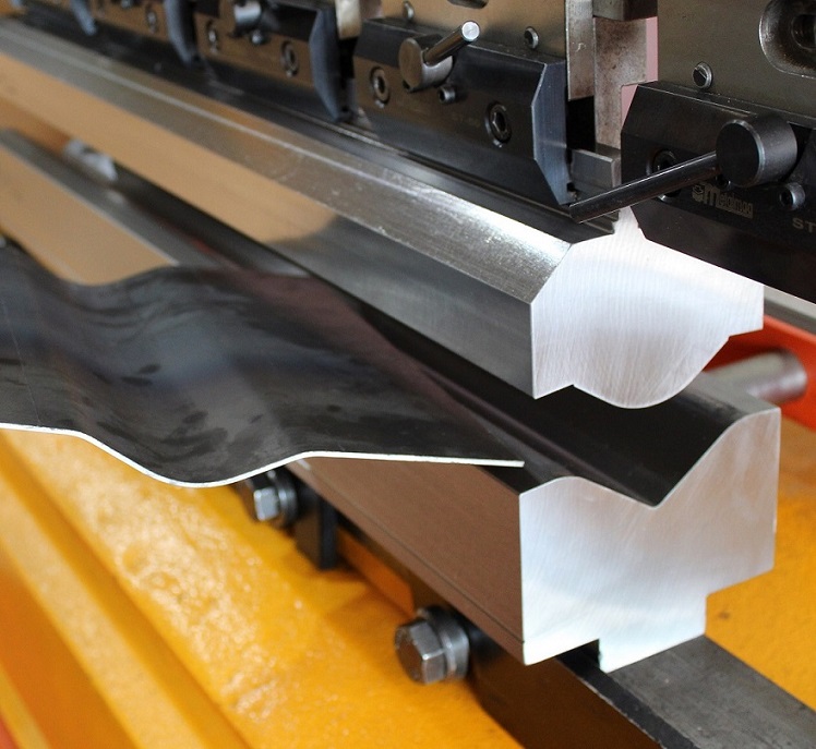 Perfect folded sheet metal with the special folding tool