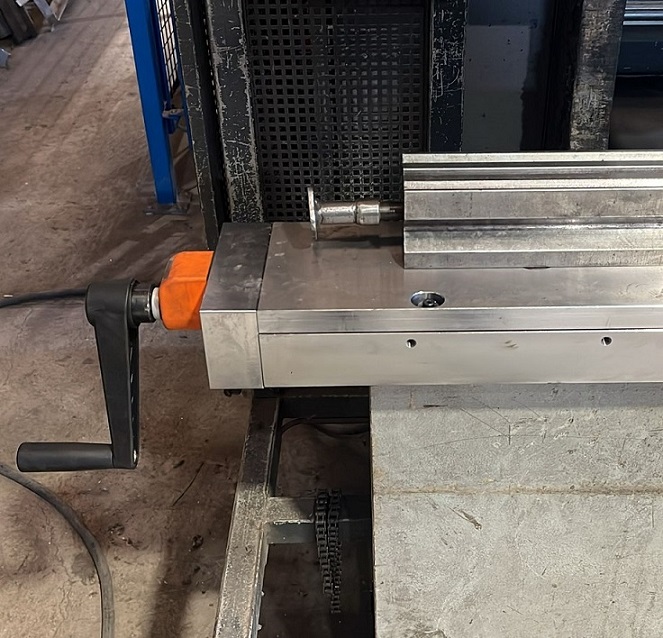 Detalle del contador de la Mesa de Compensación de flexiones instalada en una plegadora AJIAL
